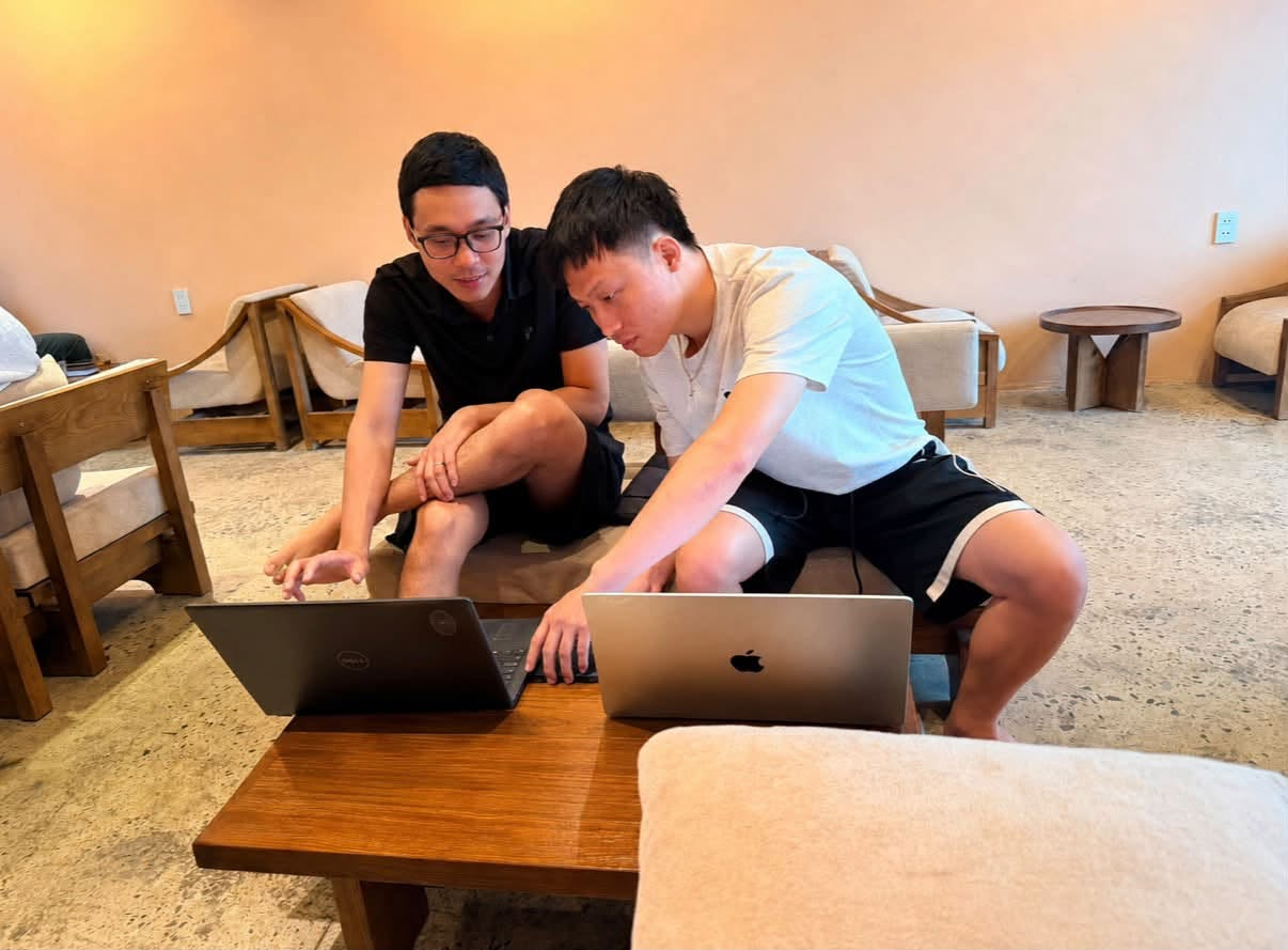 Ngô Phùng Khánh hướng dẫn một người bạn làm việc trên laptop