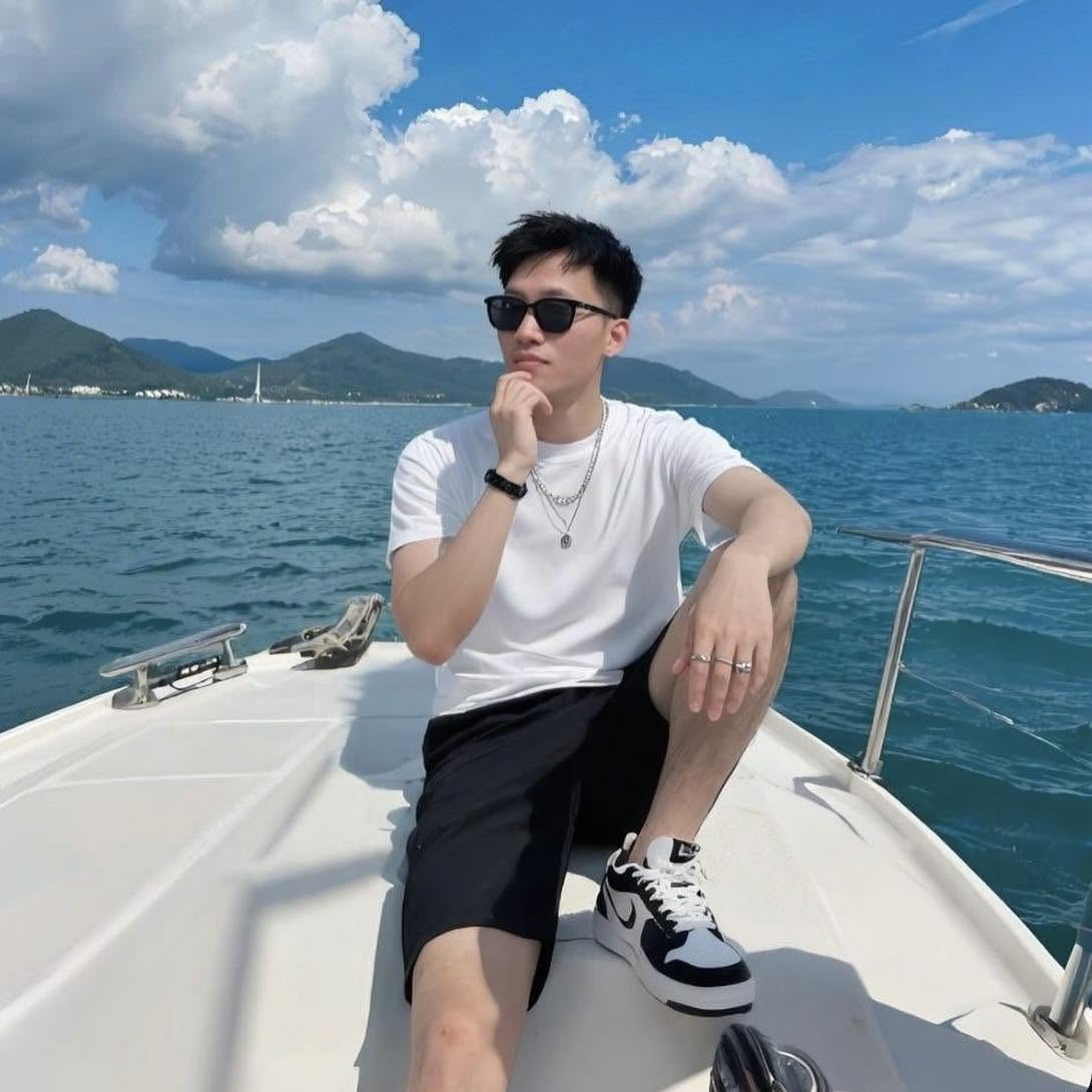 Ngô Phùng Khánh trên thuyền giữa biển