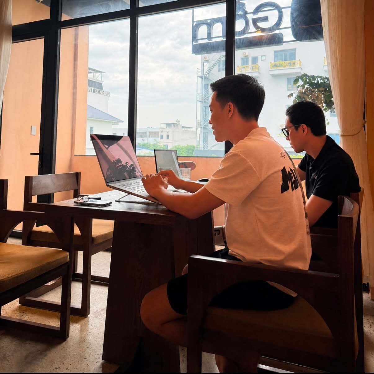 Ngô Phùng Khánh làm việc bên cửa sổ với laptop